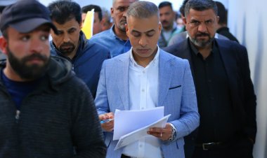 مدير بلدية الناصرية يتابع بشكل مستمر طلبات المراجعين في أروقة الدائرة،