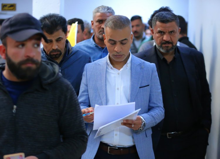 مدير بلدية الناصرية يتابع بشكل مستمر طلبات المراجعين في أروقة الدائرة،