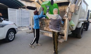 كوادر بلدية الناصرية تواصل أعمالها الخدمية لرفع النفايات من شوارع وأزقة المدينة