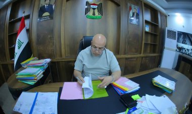 خارج أوقات الدوام الرسمي.. مدير بلدية الناصرية يواصل توقيع كتب التمليك للشرائح المستفيدة