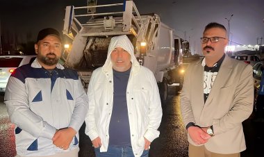 رغم التغيرات الجوية وهطول الأمطار، يواصل مدير بلدية الناصرية المهندس قحطان عدنان الإشراف الميداني على أعمال الجهد الليلي في شوارع المدينة.