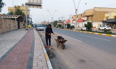 حملة خدمية واسعة لكنس الشوارع ورفع الأتربة في الناصرية