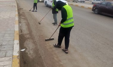 بلدية الناصرية تواصل حملات التنظيف ورفع الأتربة في عموم أحياء المدينة