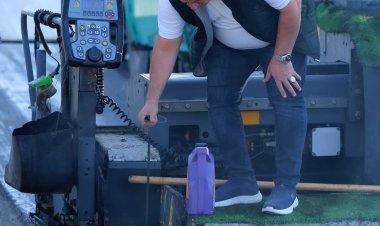 مدير بلدية الناصرية يتابع أعمال إكساء طريق الجامعة ضمن مشاريع صندوق إعمار ذي قار