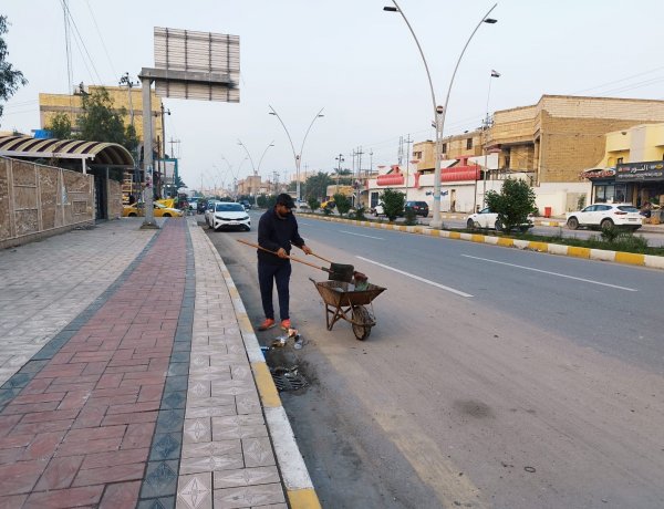 حملة خدمية واسعة لكنس الشوارع ورفع الأتربة في الناصرية
