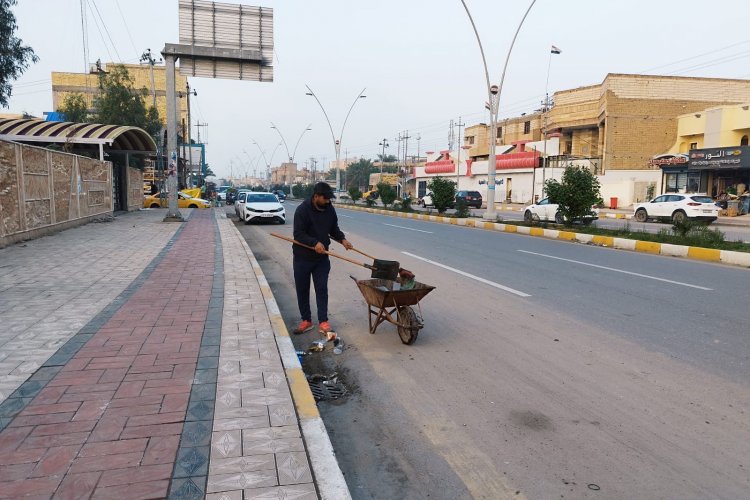 حملة خدمية واسعة لكنس الشوارع ورفع الأتربة في الناصرية