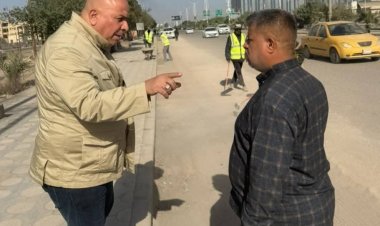 مدير بلدية الناصرية يتابع أعمال التنظيف ورفع الأتربة في شوارع المدينة