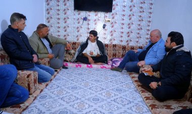 مدير بلدية الناصرية يزور أحد مهندسي شعبة النظافة للاطمئنان على سلامته