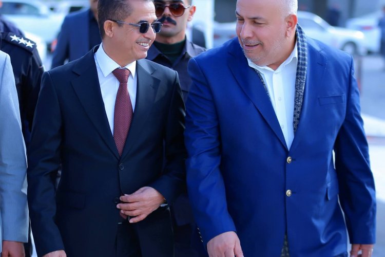 محافظ ذي قار يتفقد الإجراءات الاحترازية لجسر الزيتون ويشرف على إكساء طريق الجامعة