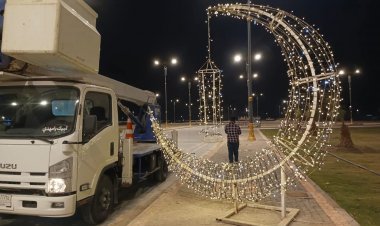 استعدادًا لاستقبال شهر رمضان المبارك بتوجيه من قحطان عدنان مدير بلدية الناصرية، باشرت كوادر البلدية بنصب أشكال الزينة والإنارة في عدد من الشوارع والساحات العامة، ضمن الاستعدادات المبكرة لاستقبال شهر رمضان المبارك، وبما يضفي أجواءً إيمانية وجمالية تليق بقدسية الشهر  الفضيل.  #إعلام_مديرية_بلدية_الناصرية