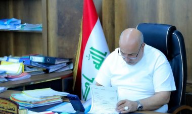 من أجل إكمال استحقاقات المواطنين، يواصل مدير بلدية الناصرية المهندس قحطان عدنان عمله بتوقيع كتب التمليك الخاصة بالشرائح المستفيدة، في خطوة تعكس حرص إدارة البلدية على إنصاف المواطنين وتسريع الإجراءات الإدارية.