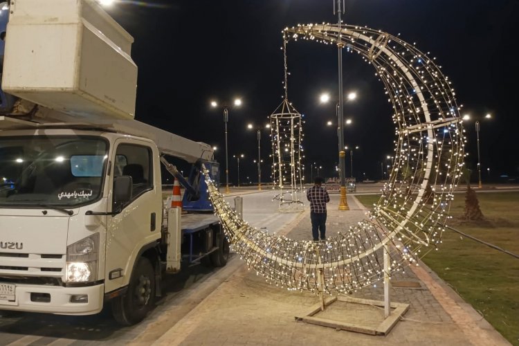استعدادًا لاستقبال شهر رمضان المبارك بتوجيه من قحطان عدنان مدير بلدية الناصرية، باشرت كوادر البلدية بنصب أشكال الزينة والإنارة في عدد من الشوارع والساحات العامة، ضمن الاستعدادات المبكرة لاستقبال شهر رمضان المبارك، وبما يضفي أجواءً إيمانية وجمالية تليق بقدسية الشهر  الفضيل.  #إعلام_مديرية_بلدية_الناصرية