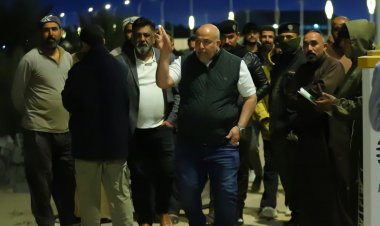 مدير بلدية الناصرية يشرف على حملة ليلية لازالة التجاوزات على اراضي الدولة   أشرف قحطان عدنان، مدير بلدية الناصرية، على حملة لإزالة عدد من التجاوزات المقامة على أراضي الدولة، بعد استغلال بعض المخالفين أيام العطل وأوقات الليل للقيام بأعمال بناء غير قانونية. وأكدت البلدية استمرار حملاتها لمتابعة المخالفات واتخاذ الإجراءات القانونية بحق المتجاوزين #شعبة_الاعلام_والاتصال_الحكومي