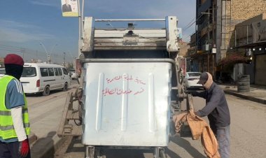 تواصل كوادر مديرية بلدية الناصرية جهودها الخدمية في تنظيف الشوارع ورفع النفايات، تنفيذاً لتوجيهات ومتابعة مدير البلدية الحقوقي محمد جبار ضايف، بهدف الارتقاء بالواقع الخدمي وتقديم أفضل الخدمات للمواطنين.  #شعبة_الاعلام_والاتصال_الحكومي