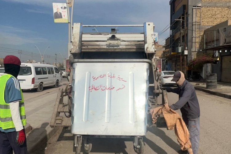 تواصل كوادر مديرية بلدية الناصرية جهودها الخدمية في تنظيف الشوارع ورفع النفايات، تنفيذاً لتوجيهات ومتابعة مدير البلدية الحقوقي محمد جبار ضايف، بهدف الارتقاء بالواقع الخدمي وتقديم أفضل الخدمات للمواطنين.  #شعبة_الاعلام_والاتصال_الحكومي